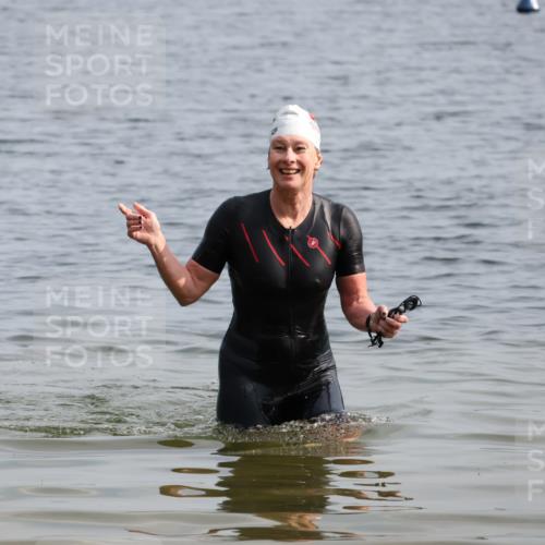 15.06.2025 - 27. Vierlanden-Triathlon Lena Gebhardt http://msf.ph/oto/8049159 15.06.2025 09:22:58 Schwimmen  meine-sportfotos.de
