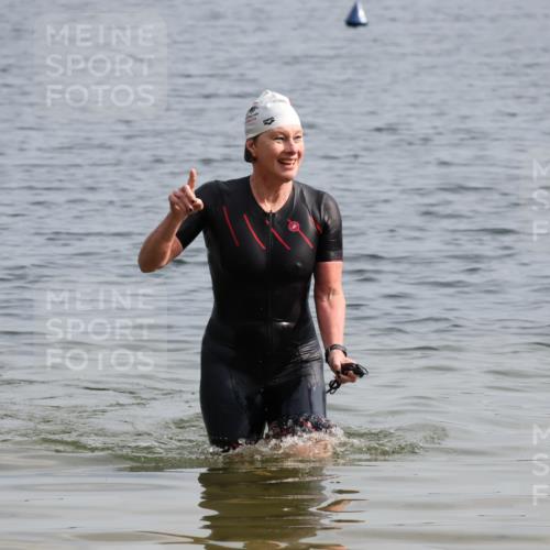 15.06.2025 - 27. Vierlanden-Triathlon Lena Gebhardt http://msf.ph/oto/8049161 15.06.2025 09:22:59 Schwimmen  meine-sportfotos.de