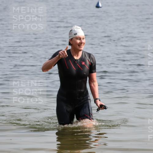 15.06.2025 - 27. Vierlanden-Triathlon Lena Gebhardt http://msf.ph/oto/8049162 15.06.2025 09:22:59 Schwimmen  meine-sportfotos.de