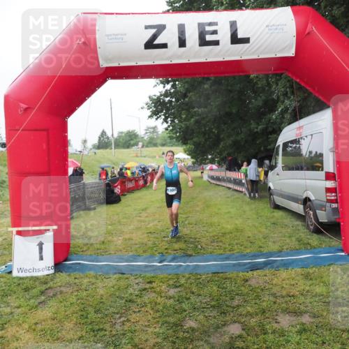 21.06.2025 - 27. Vierlanden-Triathlon MichiJ http://msf.ph/oto/8049163 15.06.2026 14:23:38 Ziel 1308 meine-sportfotos.de