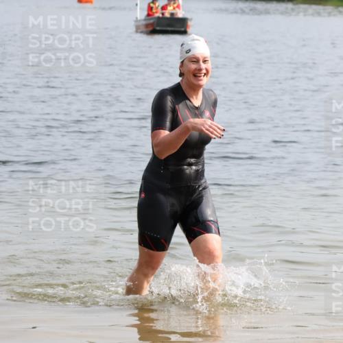 15.06.2025 - 27. Vierlanden-Triathlon Lena Gebhardt http://msf.ph/oto/8049166 15.06.2025 09:23:03 Schwimmen 252 meine-sportfotos.de