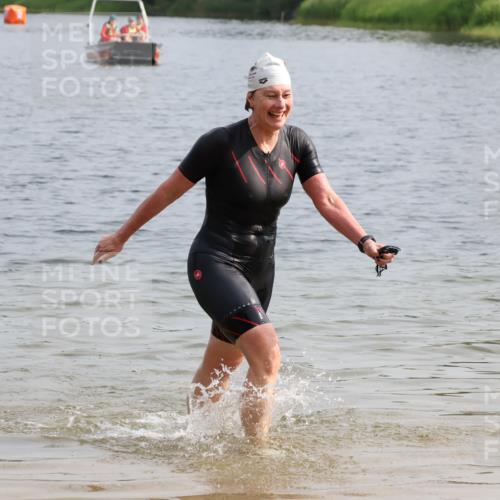 15.06.2025 - 27. Vierlanden-Triathlon Lena Gebhardt http://msf.ph/oto/8049168 15.06.2025 09:23:04 Schwimmen 252 meine-sportfotos.de
