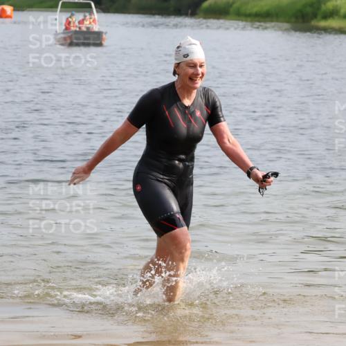15.06.2025 - 27. Vierlanden-Triathlon Lena Gebhardt http://msf.ph/oto/8049170 15.06.2025 09:23:04 Schwimmen 252 meine-sportfotos.de