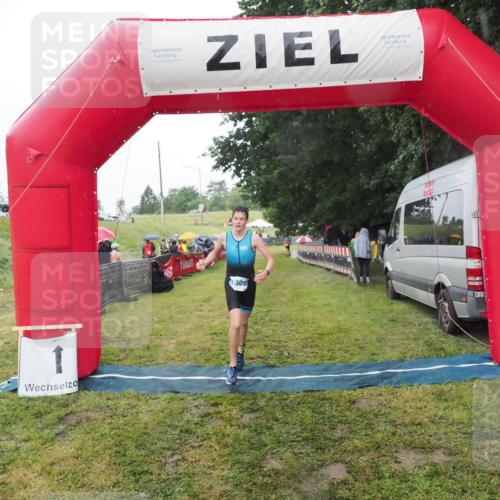 21.06.2025 - 27. Vierlanden-Triathlon MichiJ http://msf.ph/oto/8049171 15.06.2026 14:23:39 Ziel 1308 meine-sportfotos.de