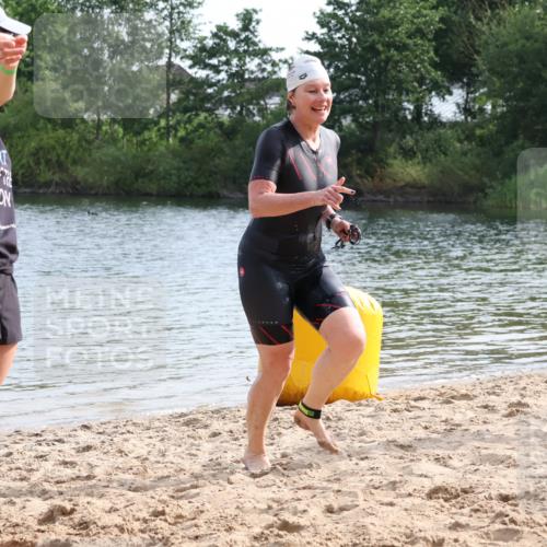 15.06.2025 - 27. Vierlanden-Triathlon Lena Gebhardt http://msf.ph/oto/8049176 15.06.2025 09:23:09 Schwimmen 252 meine-sportfotos.de