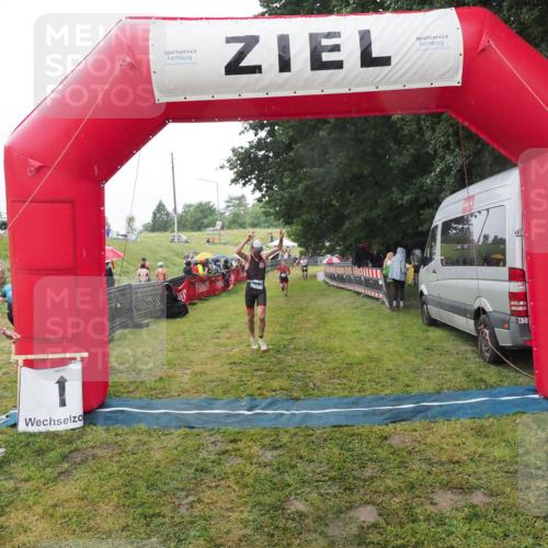 21.06.2025 - 27. Vierlanden-Triathlon MichiJ http://msf.ph/oto/8049177 15.06.2026 14:23:44 Ziel 1247, 1308 meine-sportfotos.de