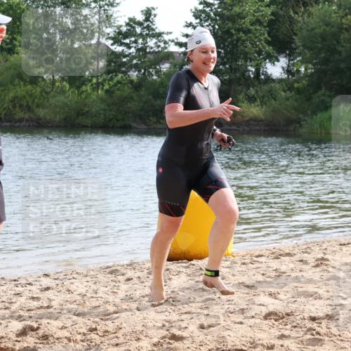 15.06.2025 - 27. Vierlanden-Triathlon Lena Gebhardt http://msf.ph/oto/8049178 15.06.2025 09:23:09 Schwimmen 252 meine-sportfotos.de