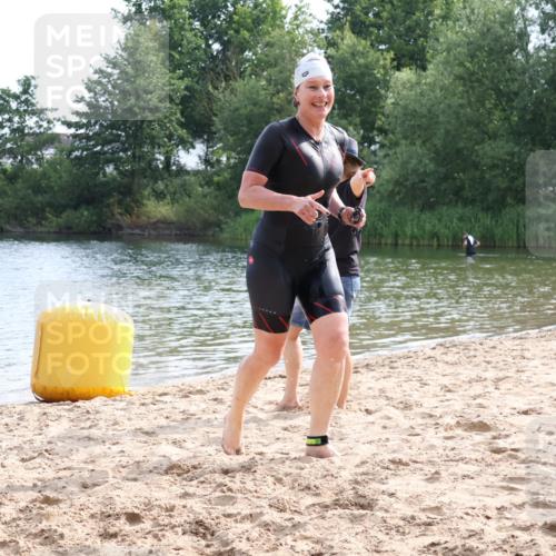 15.06.2025 - 27. Vierlanden-Triathlon Lena Gebhardt http://msf.ph/oto/8049182 15.06.2025 09:23:10 Schwimmen 252 meine-sportfotos.de