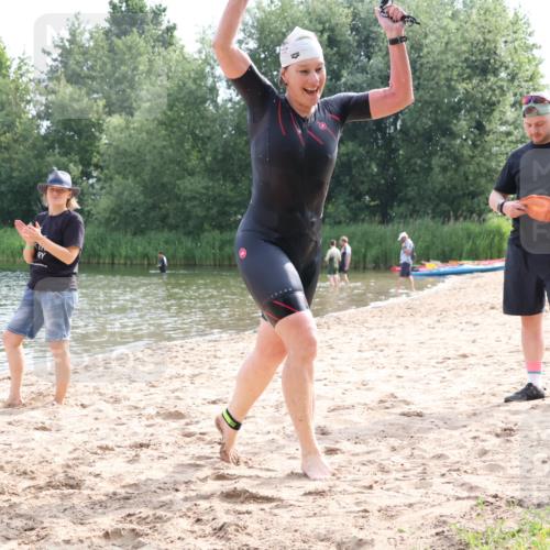15.06.2025 - 27. Vierlanden-Triathlon Lena Gebhardt http://msf.ph/oto/8049186 15.06.2025 09:23:11 Schwimmen 252 meine-sportfotos.de
