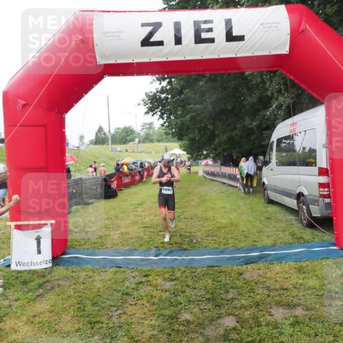 21.06.2025 - 27. Vierlanden-Triathlon MichiJ http://msf.ph/oto/8049187 15.06.2026 14:23:45 Ziel 1184, 1247, 1308 meine-sportfotos.de
