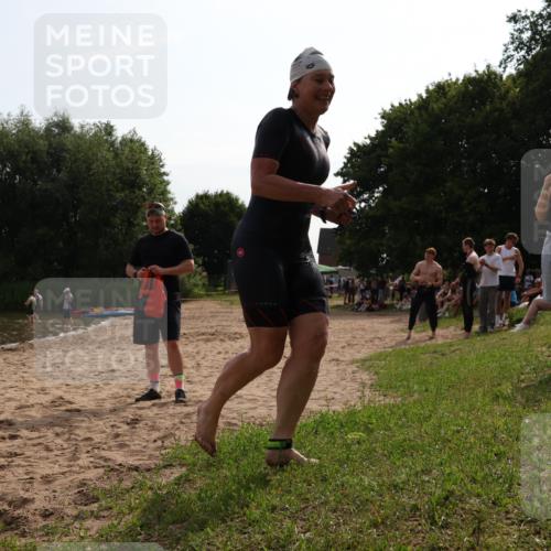 15.06.2025 - 27. Vierlanden-Triathlon Lena Gebhardt http://msf.ph/oto/8049194 15.06.2025 09:23:12 Schwimmen 252 meine-sportfotos.de