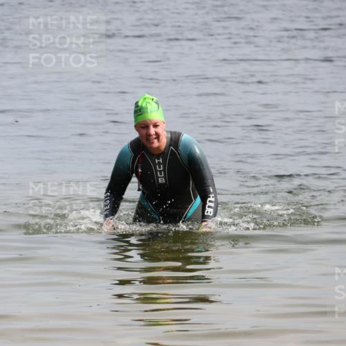 15.06.2025 - 27. Vierlanden-Triathlon Lena Gebhardt http://msf.ph/oto/8049196 15.06.2025 09:24:52 Schwimmen  meine-sportfotos.de