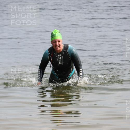 15.06.2025 - 27. Vierlanden-Triathlon Lena Gebhardt http://msf.ph/oto/8049198 15.06.2025 09:24:52 Schwimmen  meine-sportfotos.de