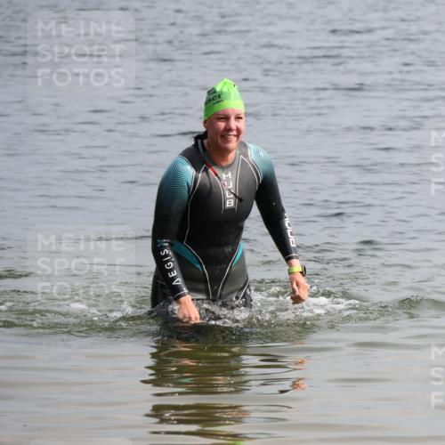 15.06.2025 - 27. Vierlanden-Triathlon Lena Gebhardt http://msf.ph/oto/8049202 15.06.2025 09:24:53 Schwimmen 207 meine-sportfotos.de