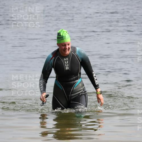 15.06.2025 - 27. Vierlanden-Triathlon Lena Gebhardt http://msf.ph/oto/8049204 15.06.2025 09:24:54 Schwimmen 207 meine-sportfotos.de