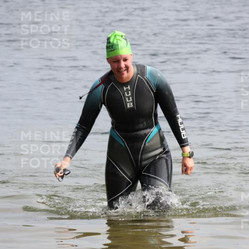15.06.2025 - 27. Vierlanden-Triathlon Lena Gebhardt http://msf.ph/oto/8049209 15.06.2025 09:24:55 Schwimmen 207 meine-sportfotos.de