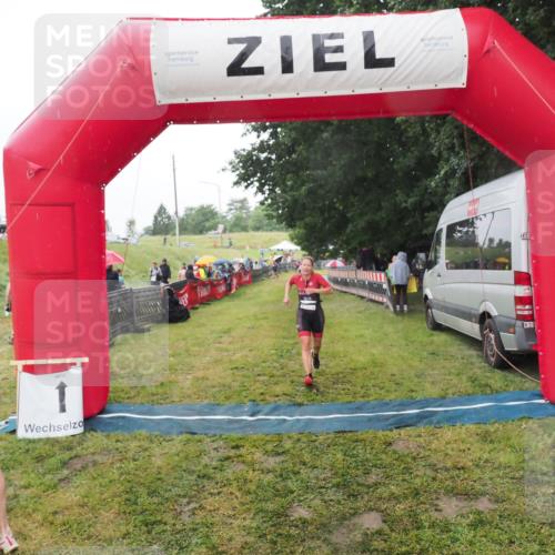 21.06.2025 - 27. Vierlanden-Triathlon MichiJ http://msf.ph/oto/8049210 15.06.2026 14:23:49 Ziel 1184, 1247 meine-sportfotos.de