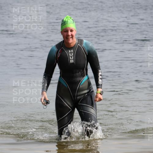 15.06.2025 - 27. Vierlanden-Triathlon Lena Gebhardt http://msf.ph/oto/8049213 15.06.2025 09:24:56 Schwimmen 207 meine-sportfotos.de