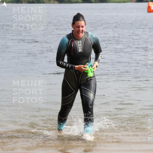 15.06.2025 - 27. Vierlanden-Triathlon Lena Gebhardt http://msf.ph/oto/8049214 15.06.2025 09:24:59 Schwimmen 207 meine-sportfotos.de