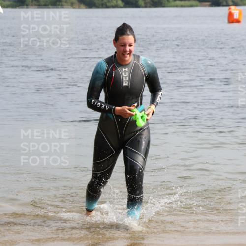 15.06.2025 - 27. Vierlanden-Triathlon Lena Gebhardt http://msf.ph/oto/8049216 15.06.2025 09:24:59 Schwimmen 207 meine-sportfotos.de