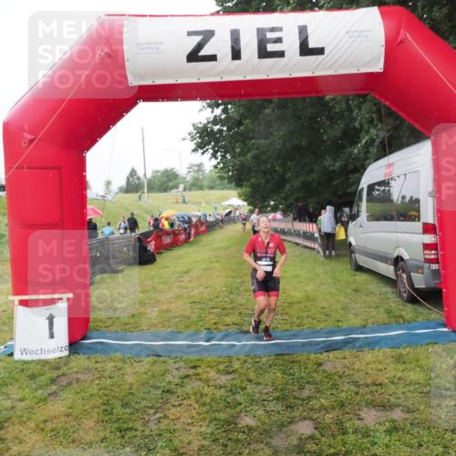 21.06.2025 - 27. Vierlanden-Triathlon MichiJ http://msf.ph/oto/8049221 15.06.2026 14:23:49 Ziel 1184, 1247 meine-sportfotos.de