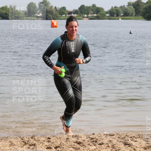 15.06.2025 - 27. Vierlanden-Triathlon Lena Gebhardt http://msf.ph/oto/8049222 15.06.2025 09:25:01 Schwimmen 207 meine-sportfotos.de
