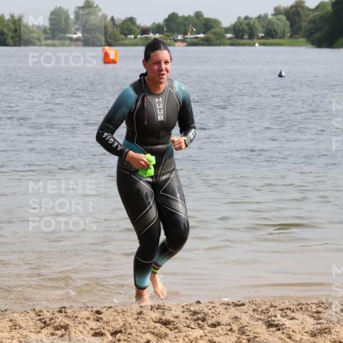 15.06.2025 - 27. Vierlanden-Triathlon Lena Gebhardt http://msf.ph/oto/8049224 15.06.2025 09:25:01 Schwimmen 207 meine-sportfotos.de