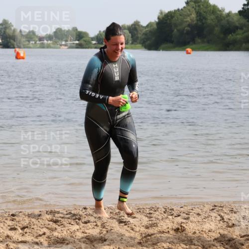 15.06.2025 - 27. Vierlanden-Triathlon Lena Gebhardt http://msf.ph/oto/8049227 15.06.2025 09:25:01 Schwimmen 207 meine-sportfotos.de