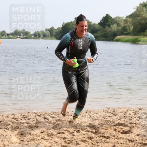 15.06.2025 - 27. Vierlanden-Triathlon Lena Gebhardt http://msf.ph/oto/8049231 15.06.2025 09:25:02 Schwimmen 207 meine-sportfotos.de