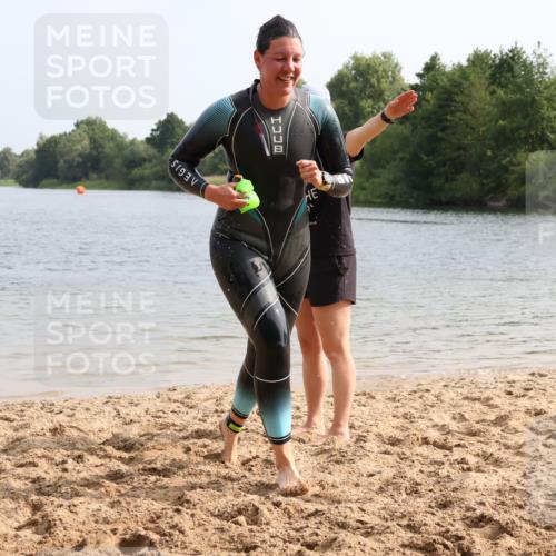 15.06.2025 - 27. Vierlanden-Triathlon Lena Gebhardt http://msf.ph/oto/8049234 15.06.2025 09:25:03 Schwimmen 207 meine-sportfotos.de