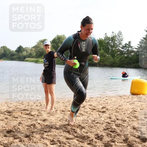 15.06.2025 - 27. Vierlanden-Triathlon Lena Gebhardt http://msf.ph/oto/8049238 15.06.2025 09:25:04 Schwimmen 207 meine-sportfotos.de