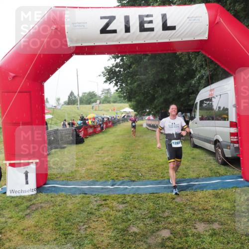 21.06.2025 - 27. Vierlanden-Triathlon MichiJ http://msf.ph/oto/8049242 15.06.2026 14:23:54 Ziel 1184, 1267, 1300 meine-sportfotos.de