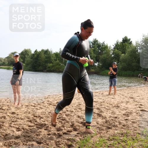 15.06.2025 - 27. Vierlanden-Triathlon Lena Gebhardt http://msf.ph/oto/8049243 15.06.2025 09:25:04 Schwimmen 207 meine-sportfotos.de