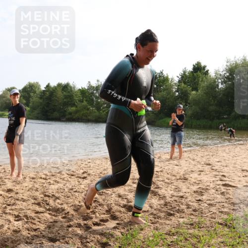 15.06.2025 - 27. Vierlanden-Triathlon Lena Gebhardt http://msf.ph/oto/8049245 15.06.2025 09:25:04 Schwimmen 207 meine-sportfotos.de