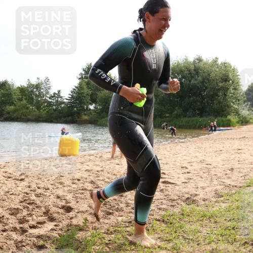 15.06.2025 - 27. Vierlanden-Triathlon Lena Gebhardt http://msf.ph/oto/8049247 15.06.2025 09:25:05 Schwimmen 207 meine-sportfotos.de