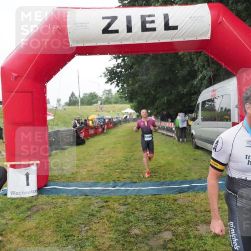 21.06.2025 - 27. Vierlanden-Triathlon MichiJ http://msf.ph/oto/8049248 15.06.2026 14:23:57 Ziel 1267, 1300 meine-sportfotos.de