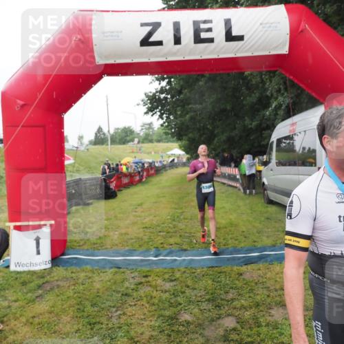 21.06.2025 - 27. Vierlanden-Triathlon MichiJ http://msf.ph/oto/8049252 15.06.2026 14:23:57 Ziel 1267, 1300 meine-sportfotos.de