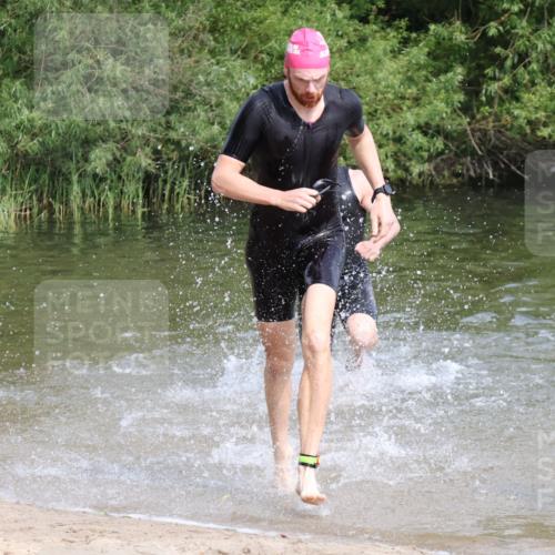 15.06.2025 - 27. Vierlanden-Triathlon Lena Gebhardt http://msf.ph/oto/8049259 15.06.2025 09:51:56 Schwimmen 282, 288, 292 meine-sportfotos.de