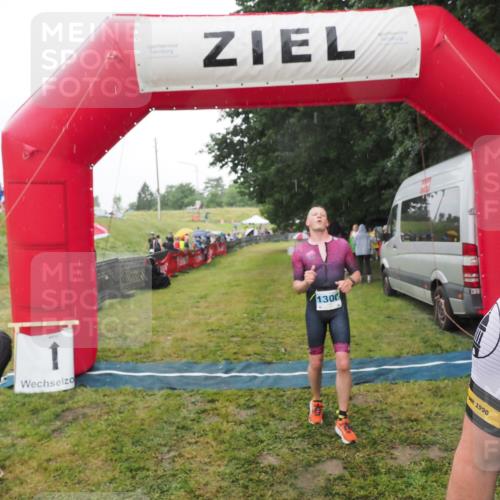 21.06.2025 - 27. Vierlanden-Triathlon MichiJ http://msf.ph/oto/8049264 15.06.2026 14:23:58 Ziel 1267, 1300 meine-sportfotos.de