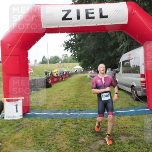 21.06.2025 - 27. Vierlanden-Triathlon MichiJ http://msf.ph/oto/8049267 15.06.2026 14:23:58 Ziel 1267, 1300 meine-sportfotos.de