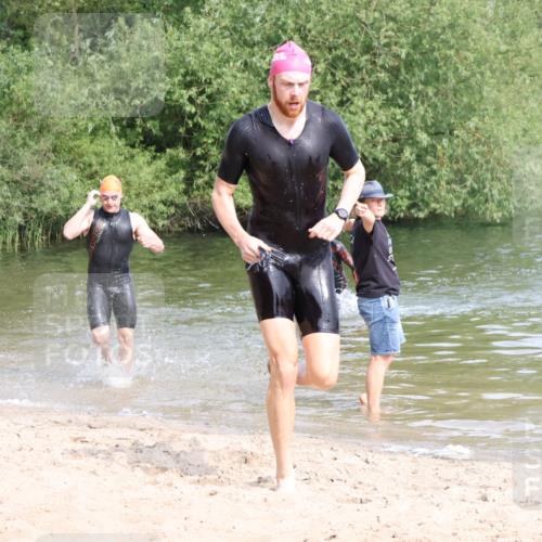 15.06.2025 - 27. Vierlanden-Triathlon Lena Gebhardt http://msf.ph/oto/8049268 15.06.2025 09:51:58 Schwimmen 282, 288, 292 meine-sportfotos.de
