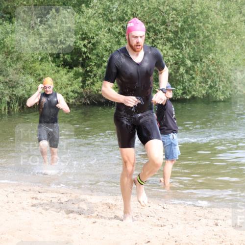 15.06.2025 - 27. Vierlanden-Triathlon Lena Gebhardt http://msf.ph/oto/8049269 15.06.2025 09:51:58 Schwimmen 282, 288, 292 meine-sportfotos.de