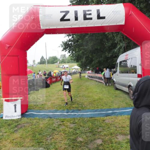 21.06.2025 - 27. Vierlanden-Triathlon MichiJ http://msf.ph/oto/8049272 15.06.2026 14:24:16 Ziel 1229 meine-sportfotos.de