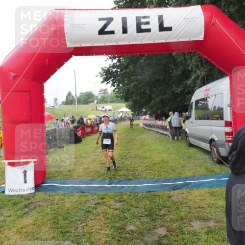 21.06.2025 - 27. Vierlanden-Triathlon MichiJ http://msf.ph/oto/8049274 15.06.2026 14:24:16 Ziel 1229 meine-sportfotos.de