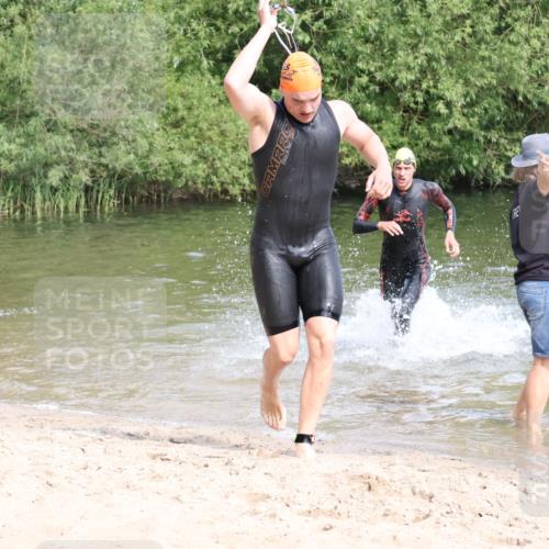 15.06.2025 - 27. Vierlanden-Triathlon Lena Gebhardt http://msf.ph/oto/8049276 15.06.2025 09:51:59 Schwimmen 282, 288, 292 meine-sportfotos.de