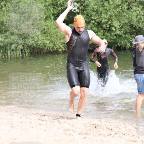 15.06.2025 - 27. Vierlanden-Triathlon Lena Gebhardt http://msf.ph/oto/8049278 15.06.2025 09:52:00 Schwimmen 282, 288, 292 meine-sportfotos.de