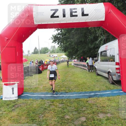 21.06.2025 - 27. Vierlanden-Triathlon MichiJ http://msf.ph/oto/8049281 15.06.2026 14:24:17 Ziel 1229 meine-sportfotos.de