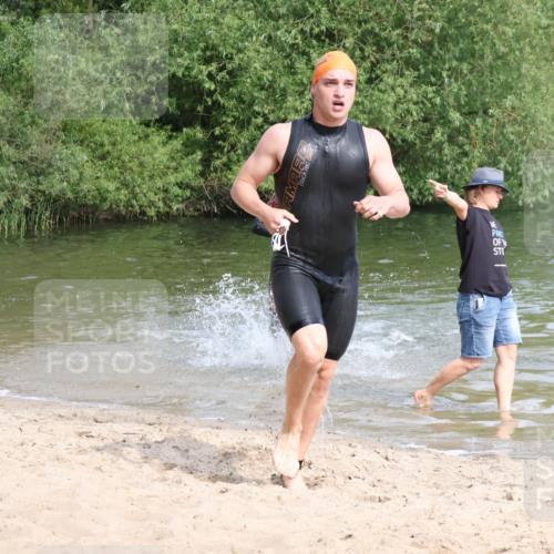 15.06.2025 - 27. Vierlanden-Triathlon Lena Gebhardt http://msf.ph/oto/8049282 15.06.2025 09:52:00 Schwimmen 282, 288, 292 meine-sportfotos.de