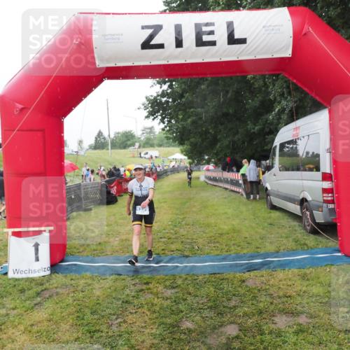 21.06.2025 - 27. Vierlanden-Triathlon MichiJ http://msf.ph/oto/8049285 15.06.2026 14:24:17 Ziel 1229 meine-sportfotos.de