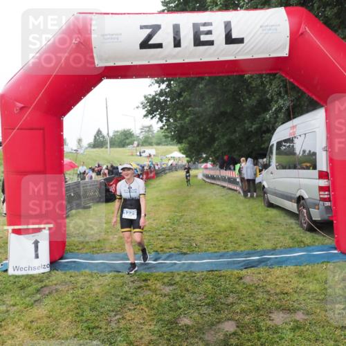 21.06.2025 - 27. Vierlanden-Triathlon MichiJ http://msf.ph/oto/8049291 15.06.2026 14:24:17 Ziel 1229 meine-sportfotos.de